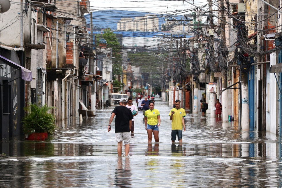 3 de fevereiro - Moradores do Jardim Pantanal, na Zona Leste de São Paulo, enfrentam terceiro dia seguido de inundações no bairro, que sofre há décadas com os problemas das enchentes. A região com cerca de nove bairros fica numa área de várzea do rio Tietê — Foto: Fábio Vieira/FotoRua via Estadão Conteúdo