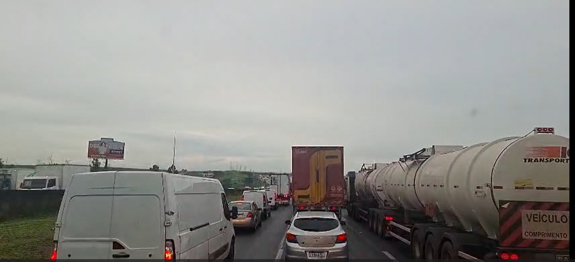Acidente envolvendo caminhão, carro e atropelamento de pedestre deixa dois feridos e causa lentidão na Anhanguera