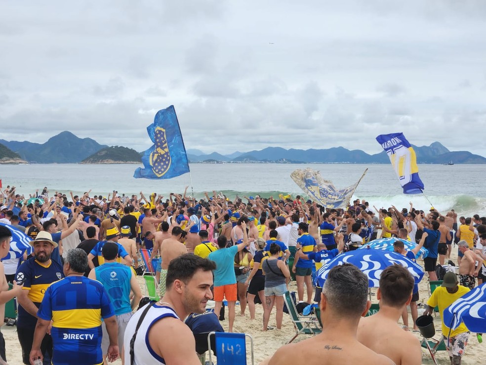 Torcedores do Boca fazem a festa em Copacabana — Foto: Raoni Alves/g1