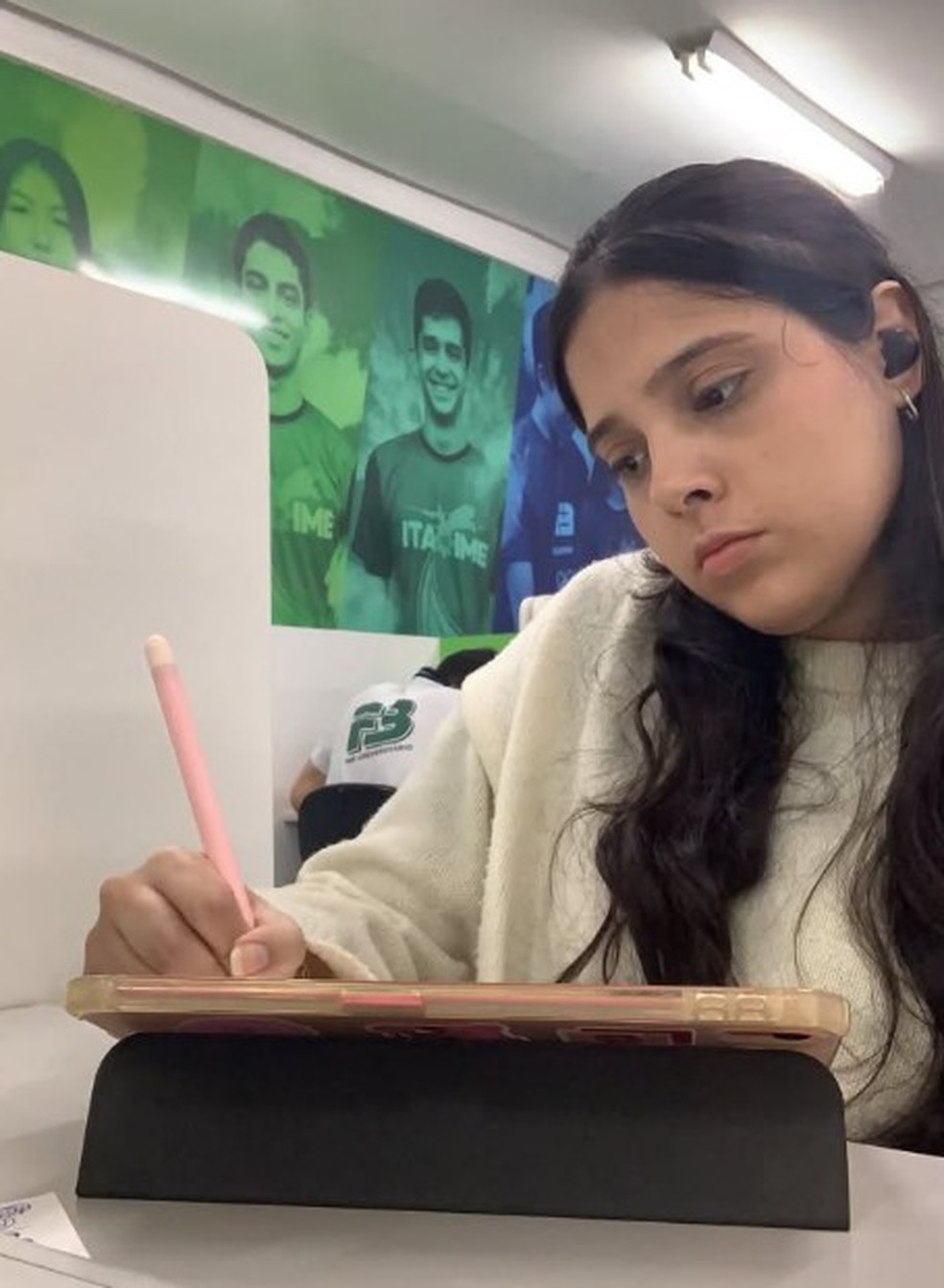 Leticia diz que est&aacute; desesperada por n&atilde;o conseguir atendimento especializado no Enem 2026 &mdash; Foto: Arquivo pessoal
