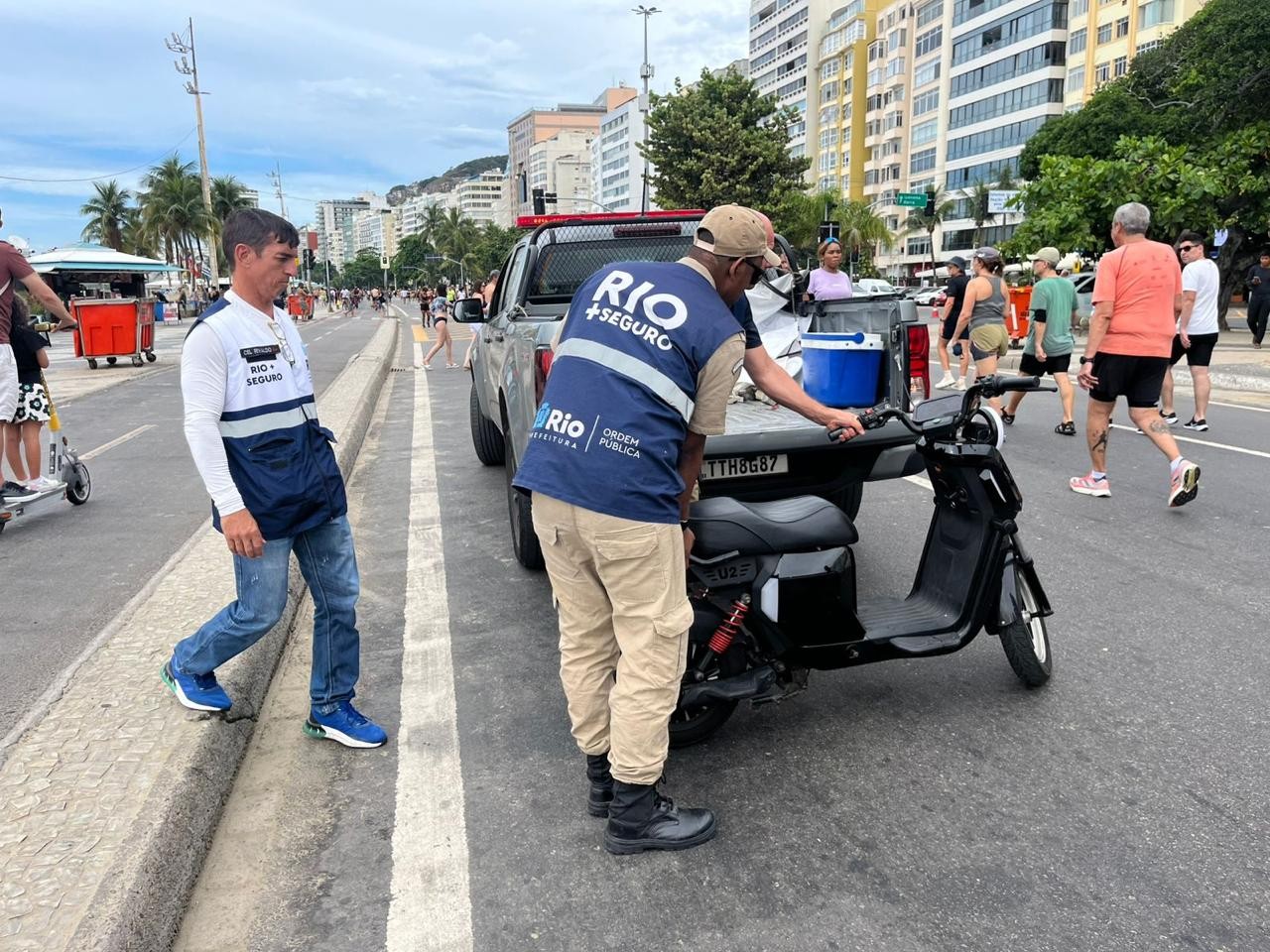 Seop apreende mais de 80 caixas de som e 11 toneladas de produtos irregulares em praias do Rio durante Operação Verão