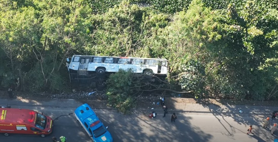 Ônibus cai em canal na Cidade de Deus e deixa mais de 40 pessoas feridas 