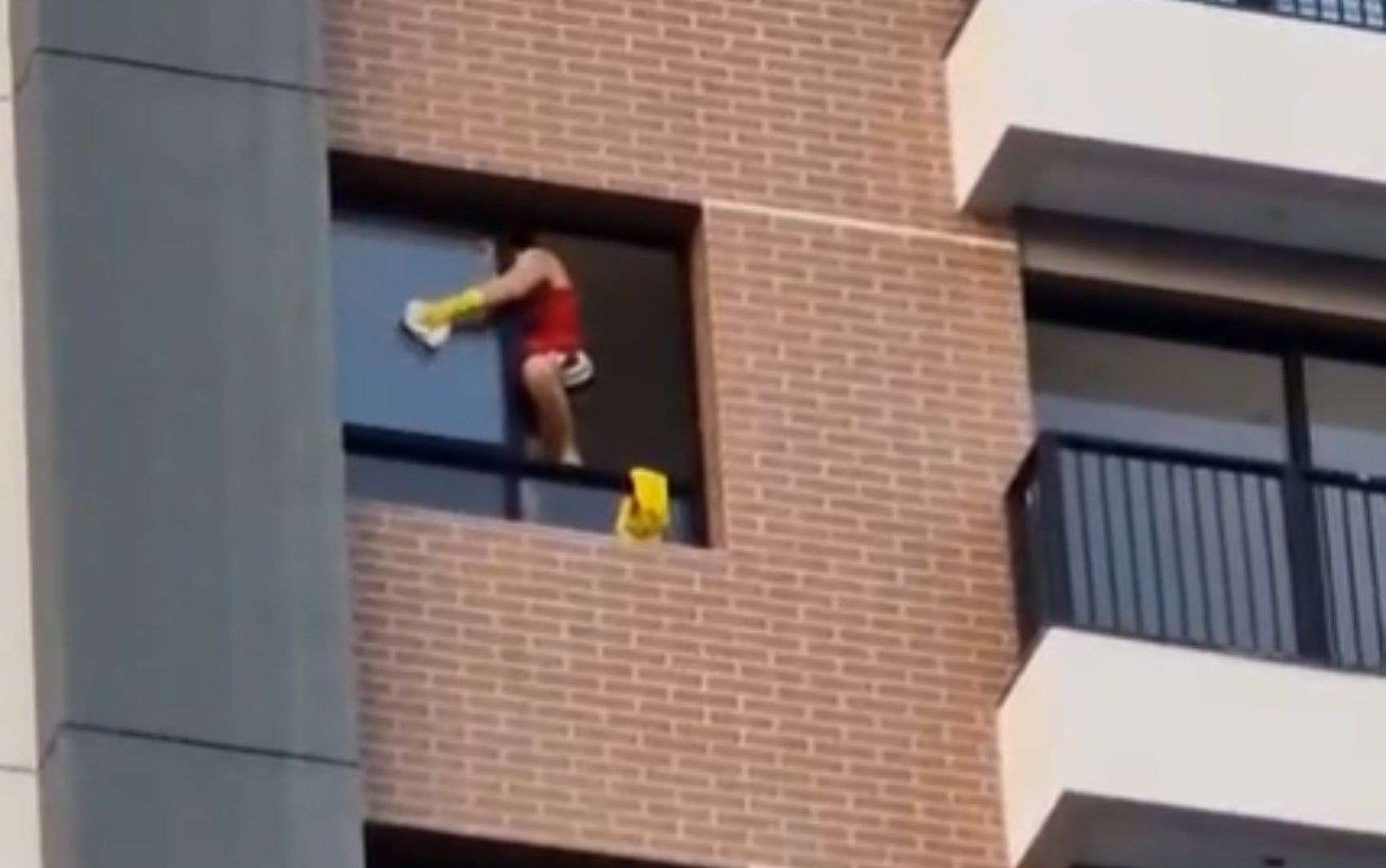 Mulher fica com metade do corpo para fora de apartamento ao se pendurar em janela para limpar vidro no 9º andar; vídeo