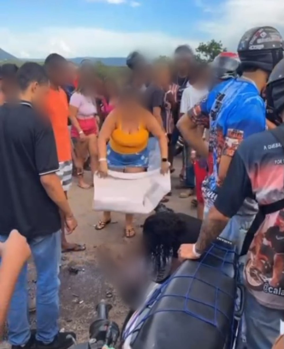 Jovem caído no meio de multidão após acidente — Foto: Reprodução/Redes Sociais