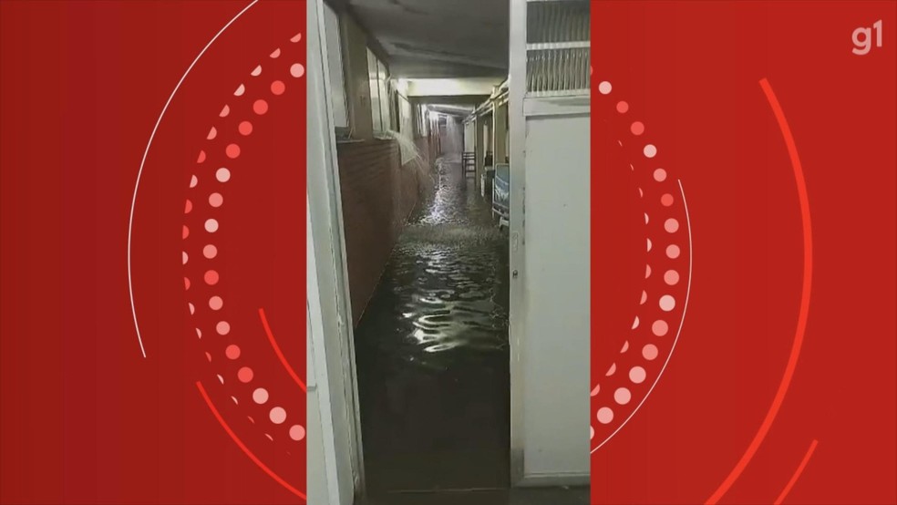 Água da chuva invadiu hospital em Capão da Canoa, que precisou restringir atendimentos — Foto: RBS TV/Reprodução