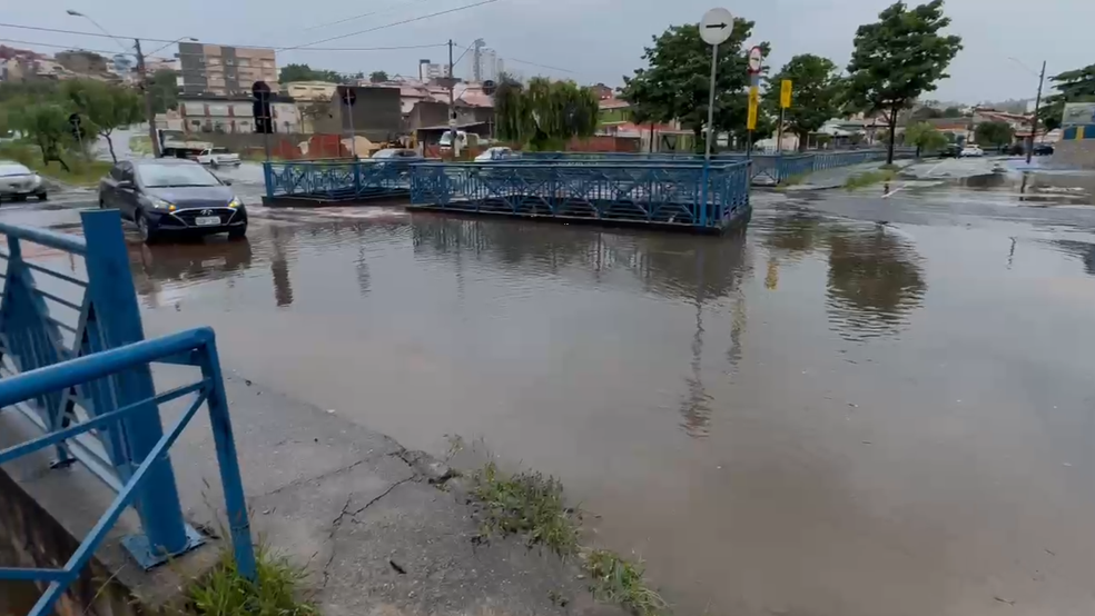 Avenida Carlos Sonetti teve trecho alagado em Sorocaba (SP) — Foto: Alex Marcelo de Barros/Arquivo pessoal