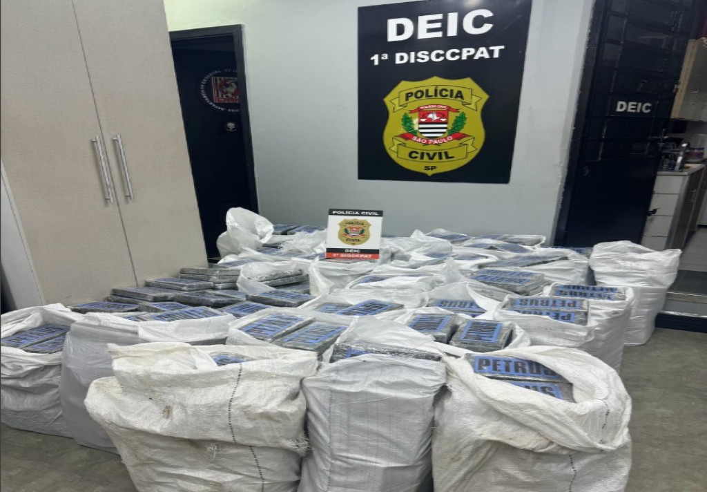 Mais de 1 tonelada de cocaína é encontrada em 'casa bomba' no litoral de SP 
