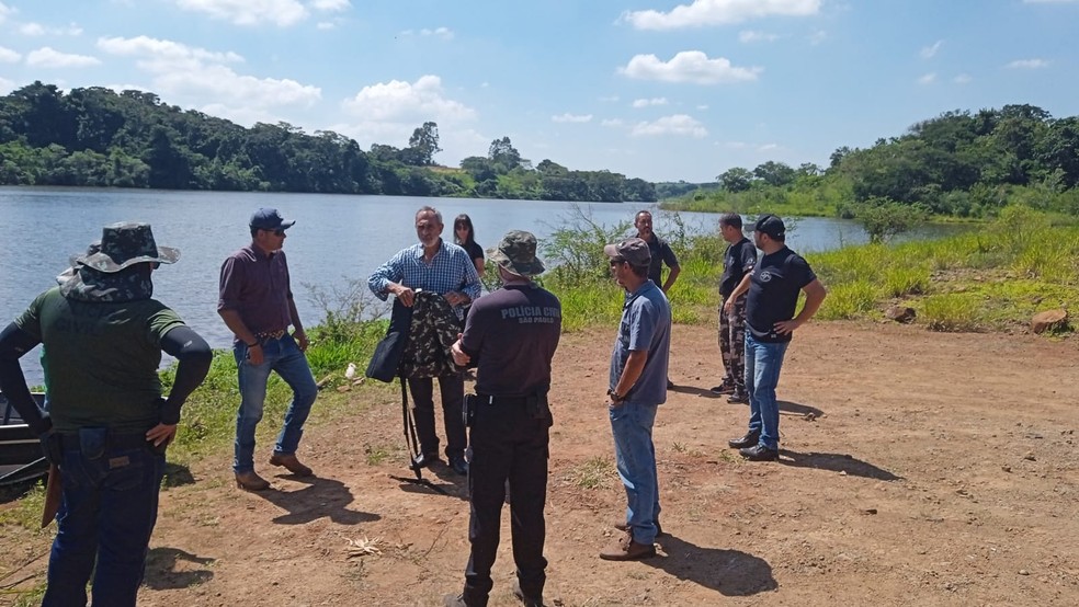 A ação ocorreu em área de preservação permanente às margens do reservatório de água da PCH Ponte Branca, em conjunto com a Equipe de Perícias Criminalísticas de Avaré, representantes da usina hidroelétrica e policiais civis de Águas e dos municípios de Iaras (SP) e Cerqueira César (SP). — Foto: Divulgação/Polícia Civil