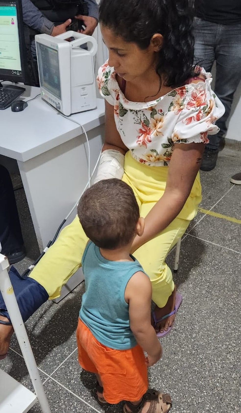 Mãe e filho que estavam desaparecidos receberam atendimento médico em Cuiabá, após serem localizados. — Foto: Reprodução