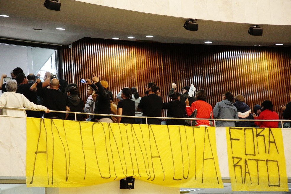 Manifestantes viraram as costas enquanto deputado da base falavam a favor do projeto — Foto: Giuliano Gomes/PR Press