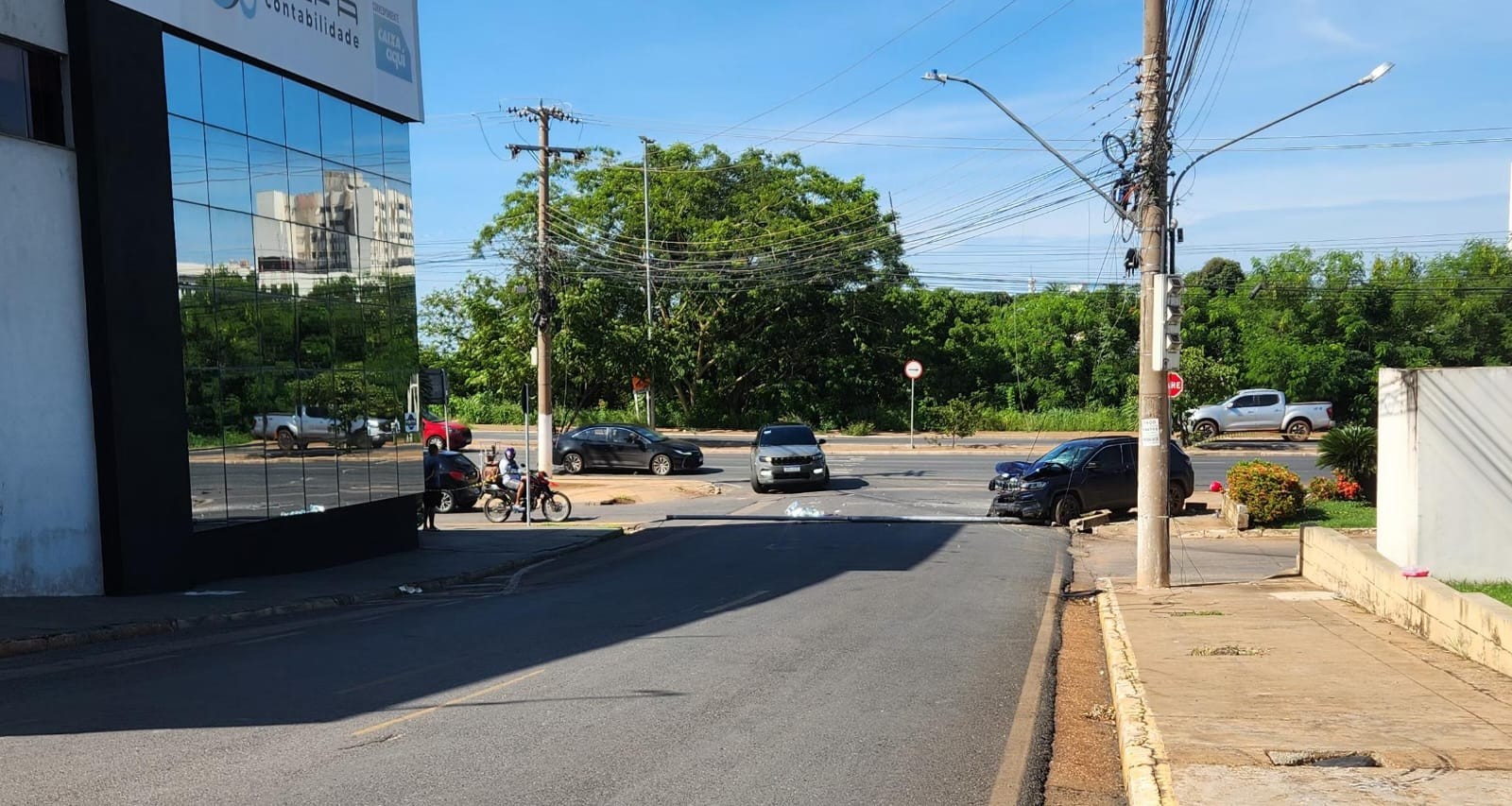 Motociclista morre após ser atingido por carro que invadiu contramão em Cuiabá