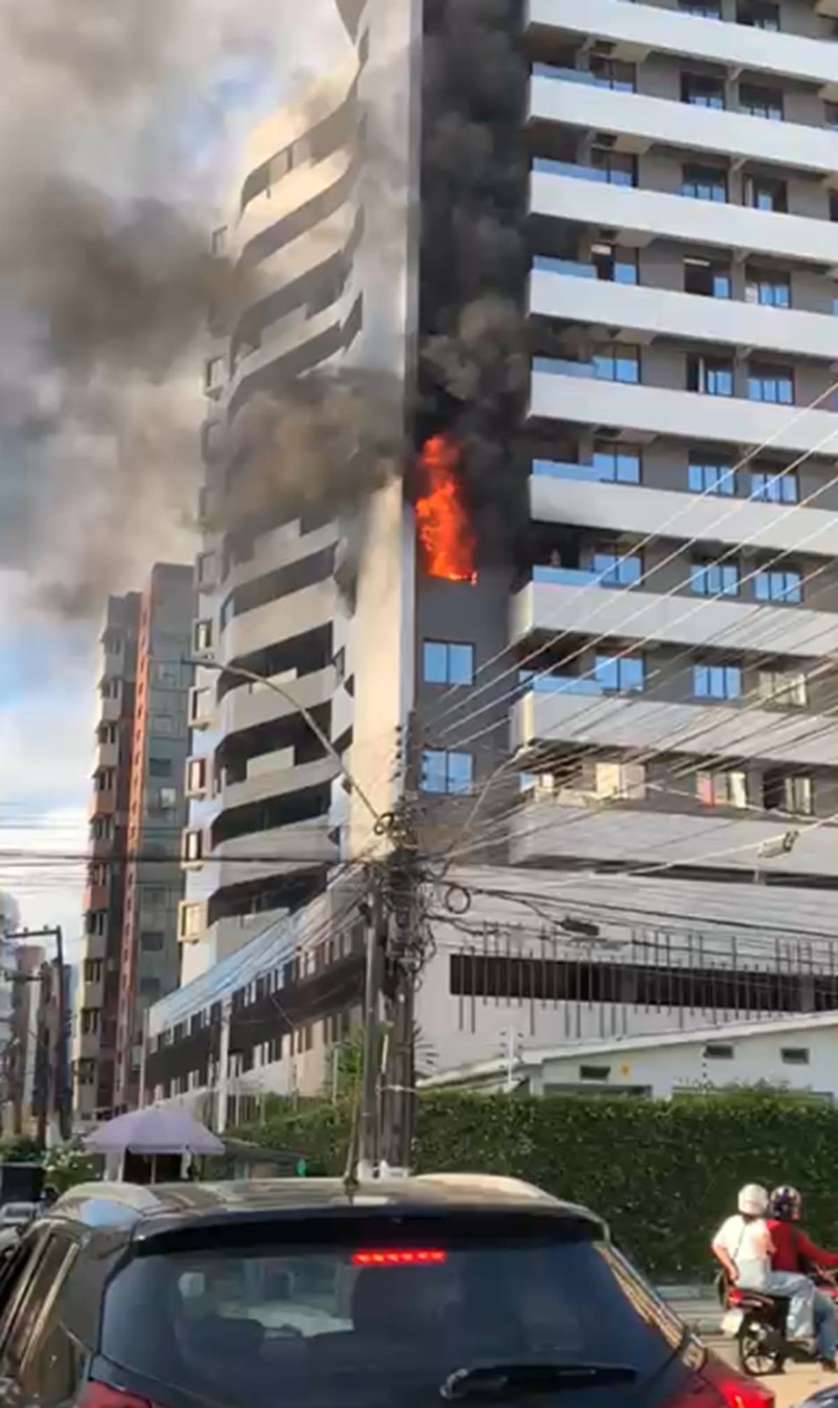 Incêndio atinge três cômodos de apartamento na Ponta Verde, em Maceió; VÍDEO