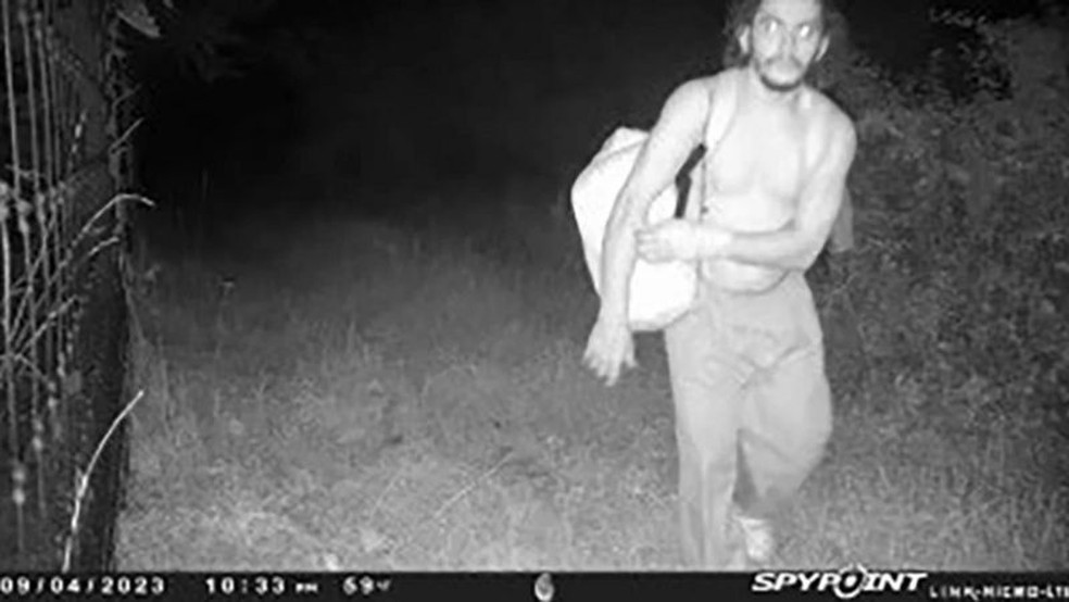 Cavalcante foi flagrado por câmeras de vigilância diversas vezes desde que fugiu da prisão — Foto: Polícia do Estado da Pensilvânia via BBC
