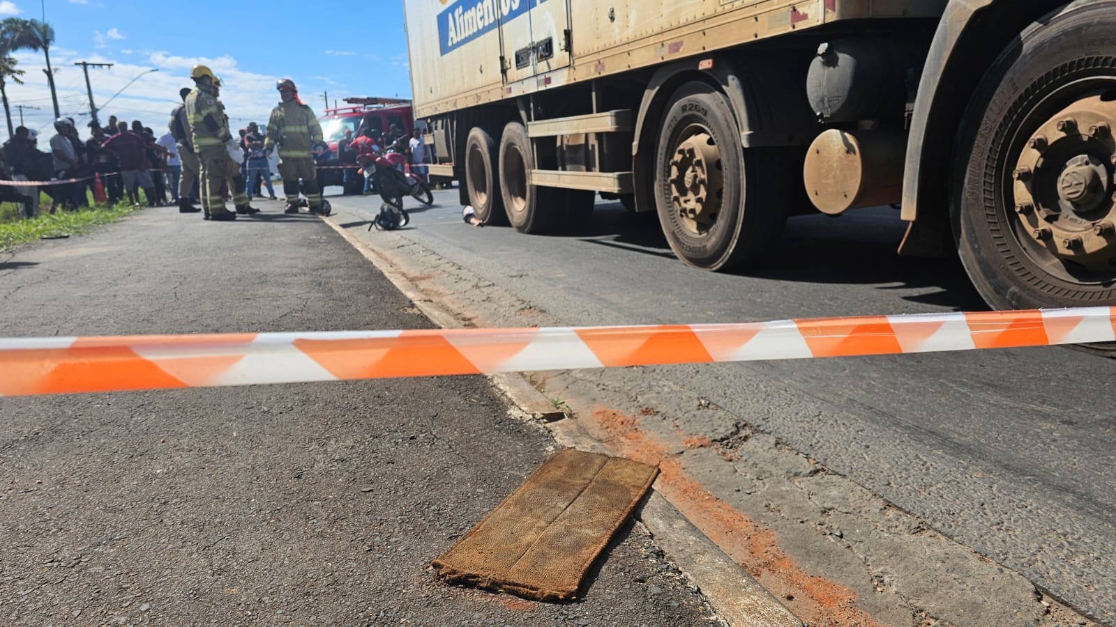 Motociclista morre ao cair embaixo de caminhão após acidente em Montes Claros