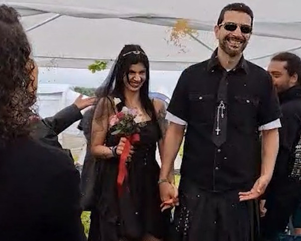 Com noiva vestida de preto e coturno, casal de MG se casa no maior festival de heavy metal do mundo