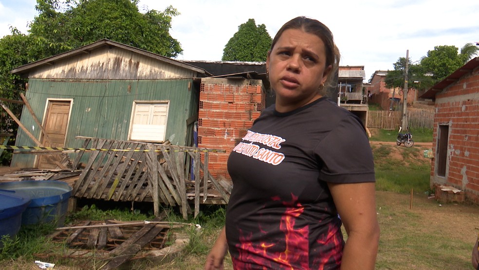 Luciana Almeida perdeu a casa e todos os móveis durante deslizamento de terra no bairro Vitória — Foto: Richard Lauriano/Rede Amazônica Acre