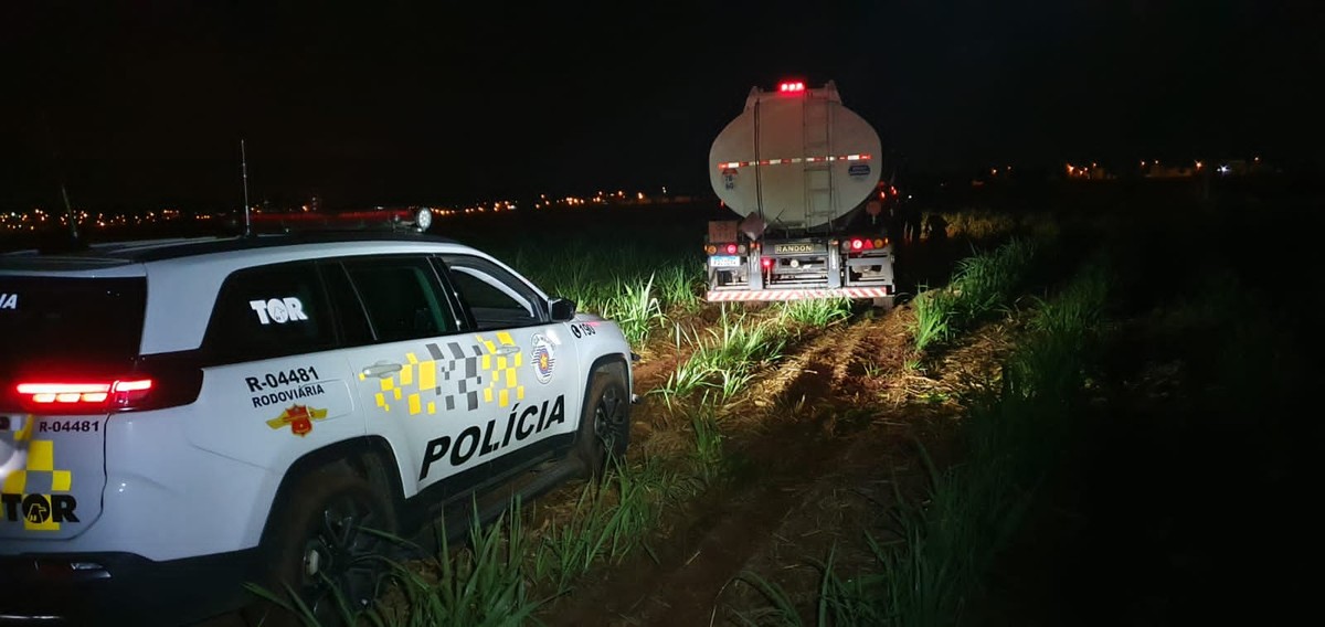 Após caminhão atolar em canavial durante fuga, suspeito de roubo é preso em Limeira