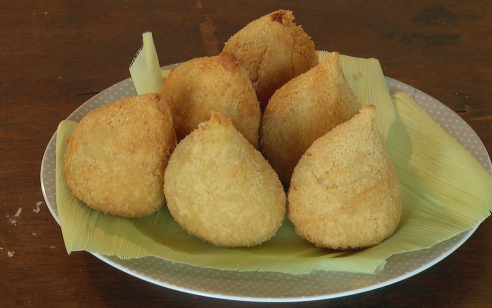 Coxinha de milho recheada com frango desfiado  Foto: Reproduo/TV Anhanguera