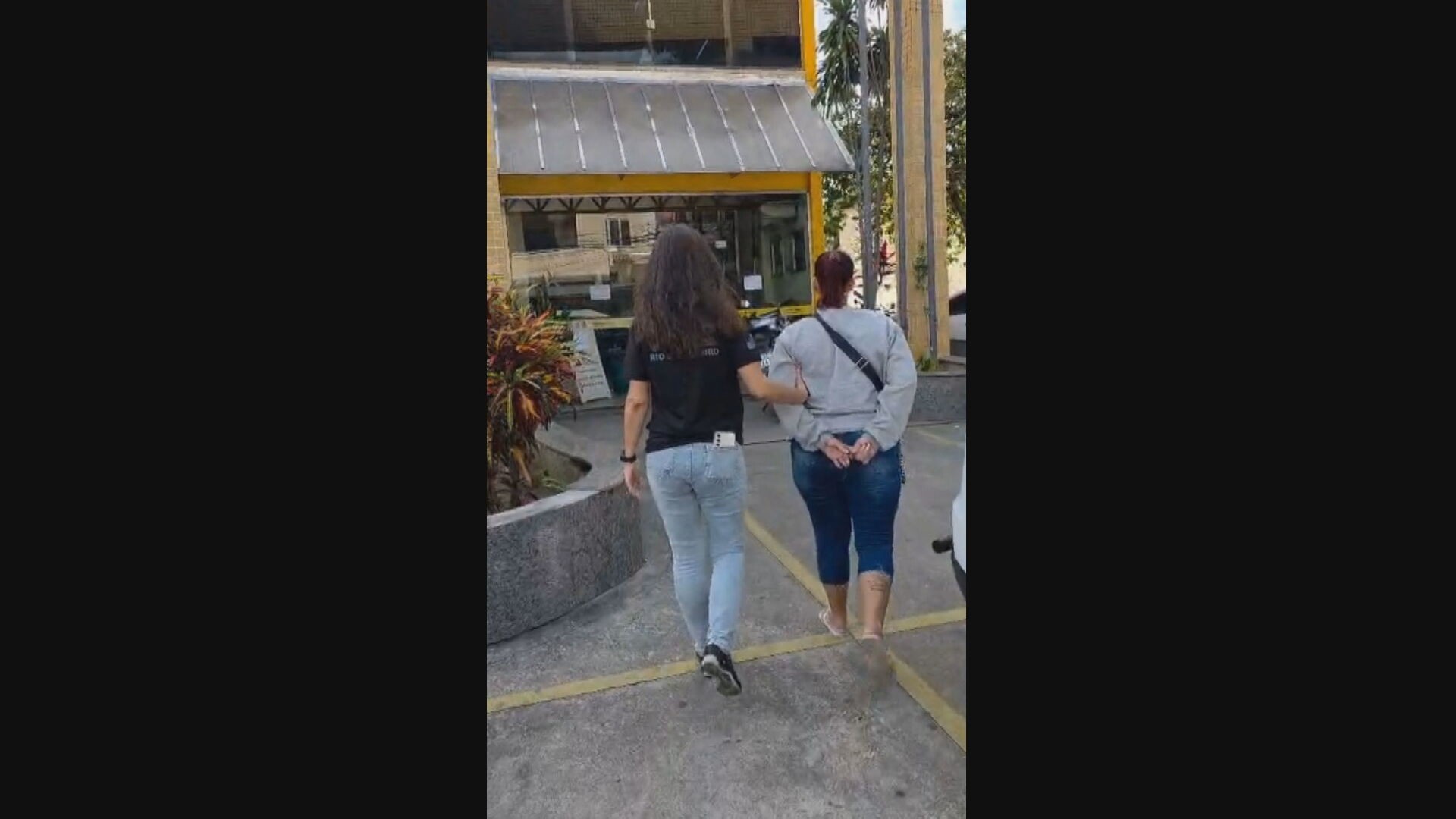 Foragida é presa ao tentar visitar o filho em presídio de Bangu