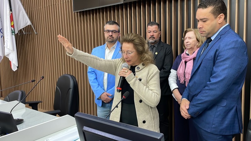 Vice Elaine Brambilla toma posse após morte de prefeito no interior de SP