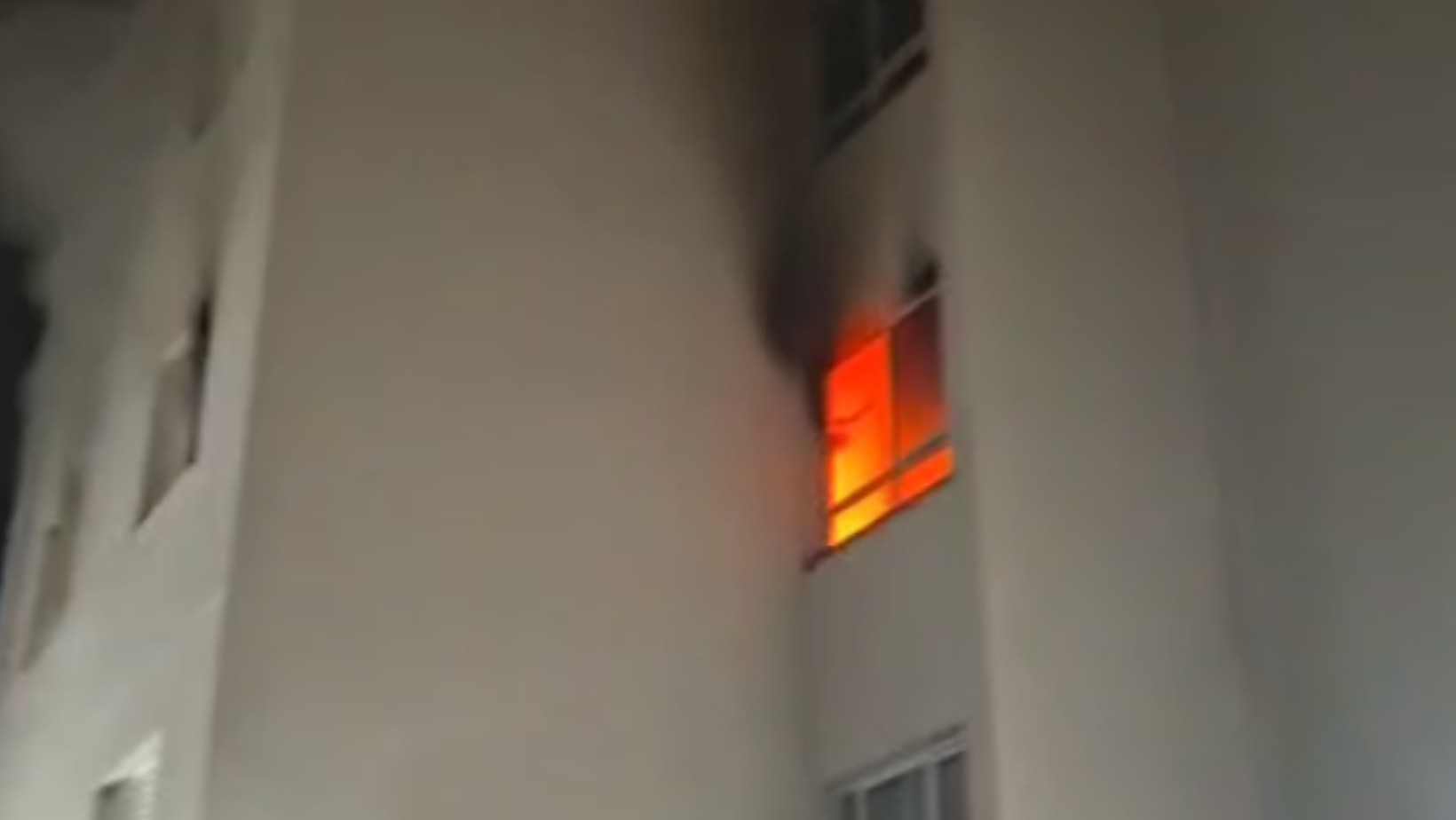 Fire hits apartment and mobilizes firefighters in São José dos Campos
