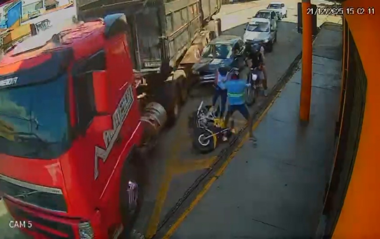 Câmeras registram momento em que carreta desgovernada atinge veículos no interior de SP