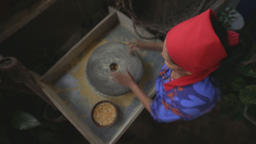 Dona Lia e a pedra que usa para moer o milho para fazer o cuscuz — Foto: Reprodução/TV Globo