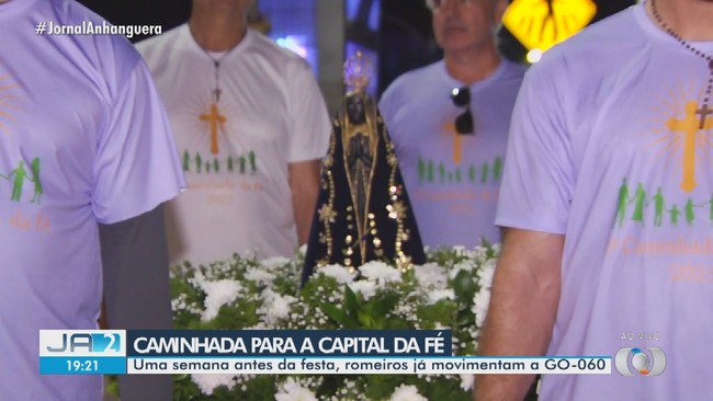 Uma semana antes da festa, romeiros j movimentam a GO-060 rumo a Trindade