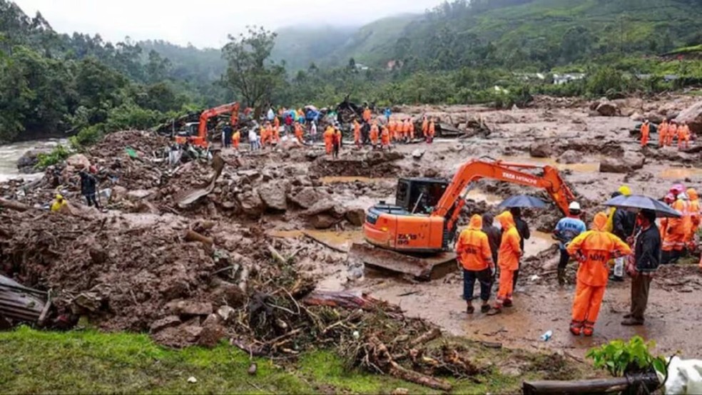 Equipes de resgate em um local de deslizamento na Índia — Foto: Força Nacional de Resposta a Desastres (NDRF) / via AP Photo