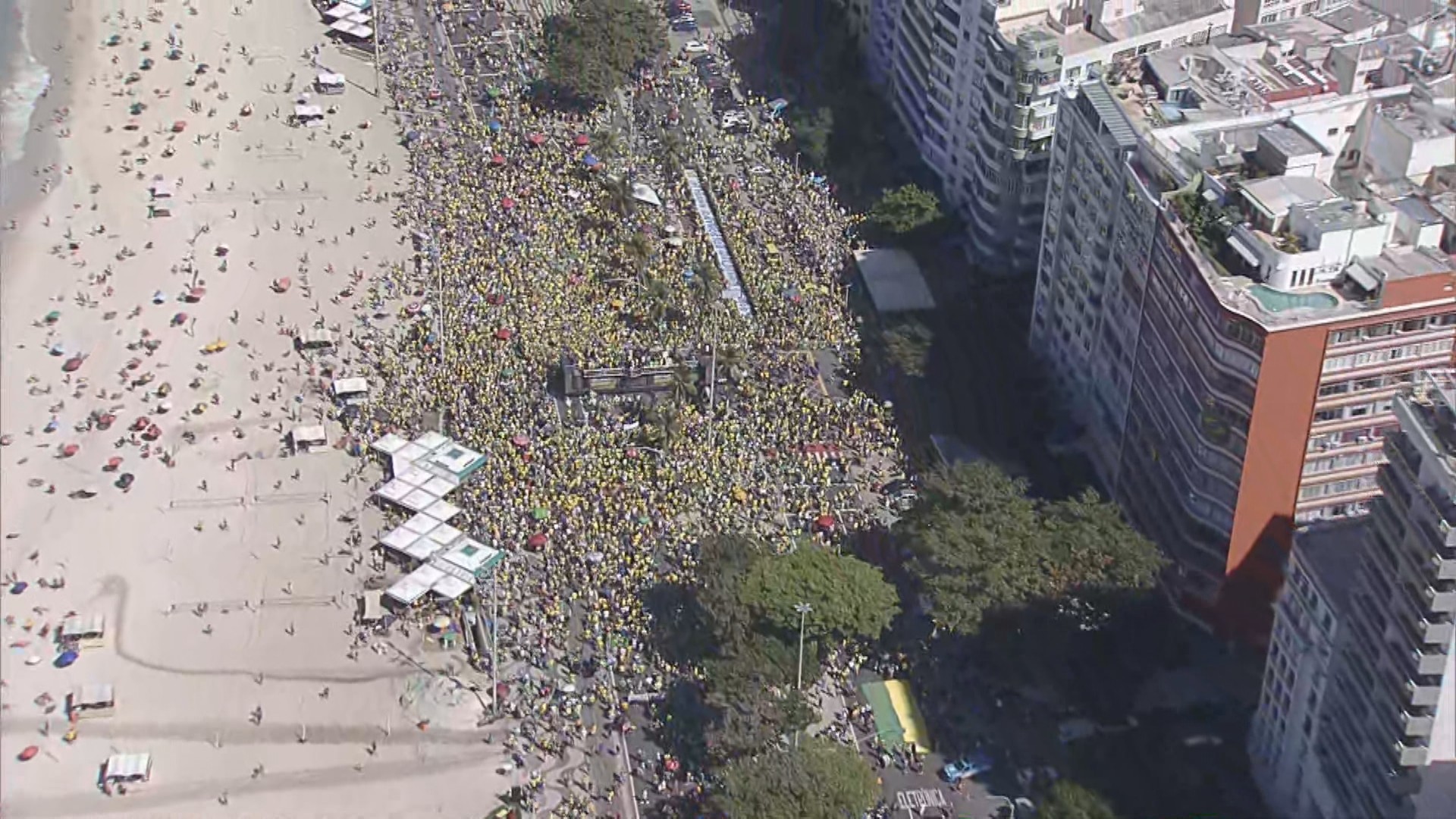 Apoiadores de Bolsonaro fazem ato em Copacabana