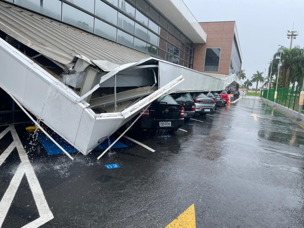 Marquise do supermercado que caiu devido à chuva forte em São Caetano, na Grande SP — Foto: Reprodução