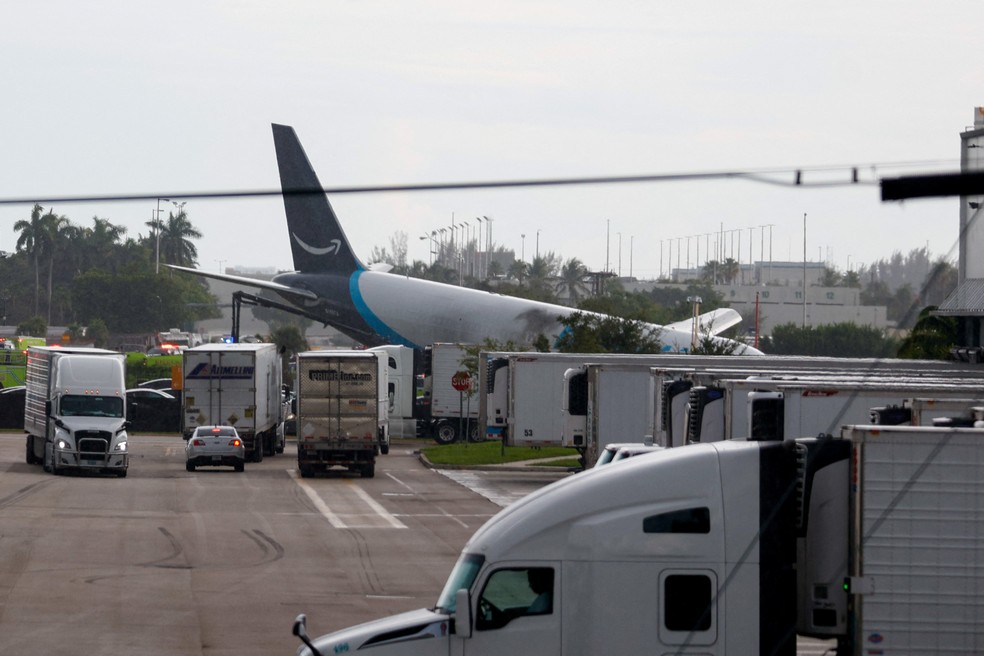 Avião cargueiro da Amazon Prime Air que, segundo autoridades do aeroporto, ultrapassou a pista do Aeroporto Internacional de Miami, em Miami, na Flórida, nos Estados Unidos, em 6 de setembro de 2026. — Foto: REUTERS/Marco Bello