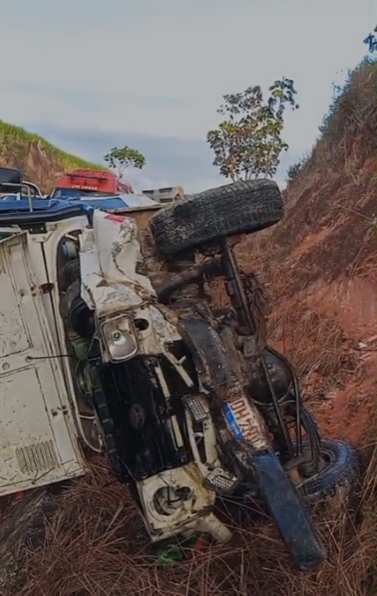 Idosa morre e três ficam feridos em acidente entre carro da Saúde de Porto de Pedras e caminhonete em Maceió