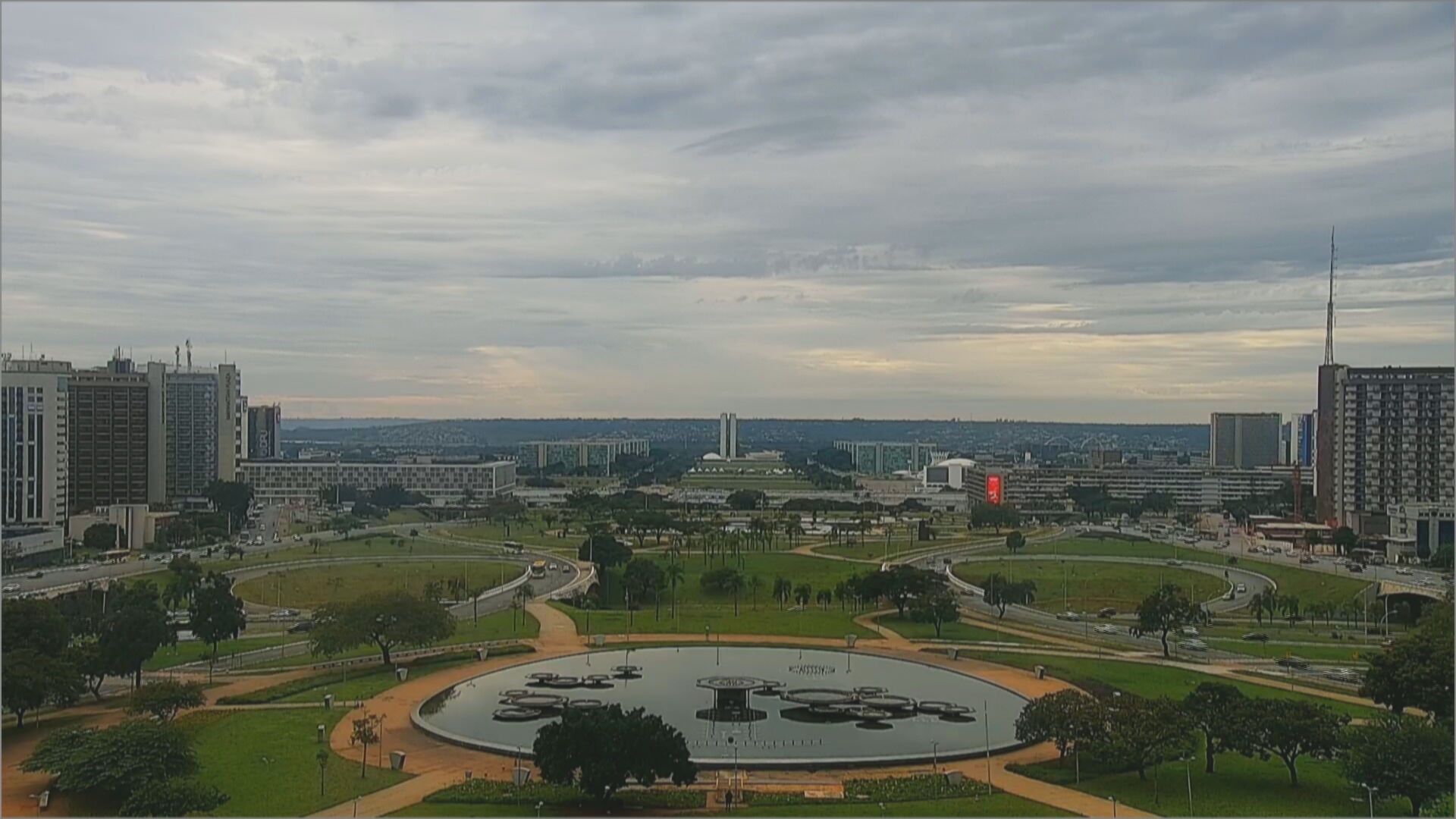 Fim de semana tem céu nublado e previsão de chuvas isoladas, mas feriado promete calor no DF