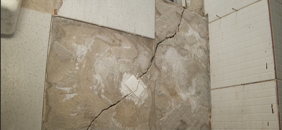 Moradores da Rua Plácido de Castro, Zona Leste de São Paulo, enfrentam rachaduras nas casas e imóveis interditados devido às obras da Linha 2-Verde do Metrô – Imagem: Reprodução TV Globo