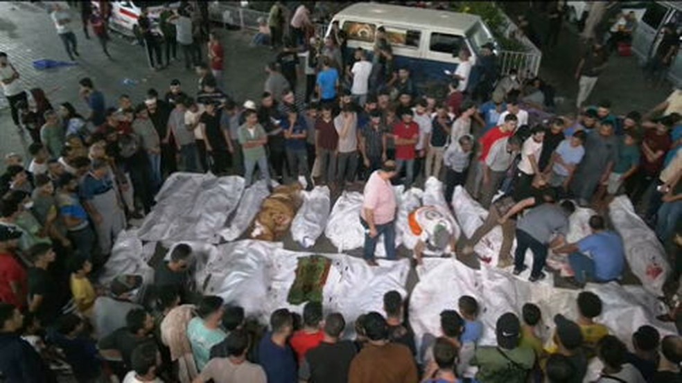 Imagem mostra corpos enfileirados no maior hospital da Faixa de Gaza, nesta sexta-feira (13). � Foto: Reprodu��o/GloboNews