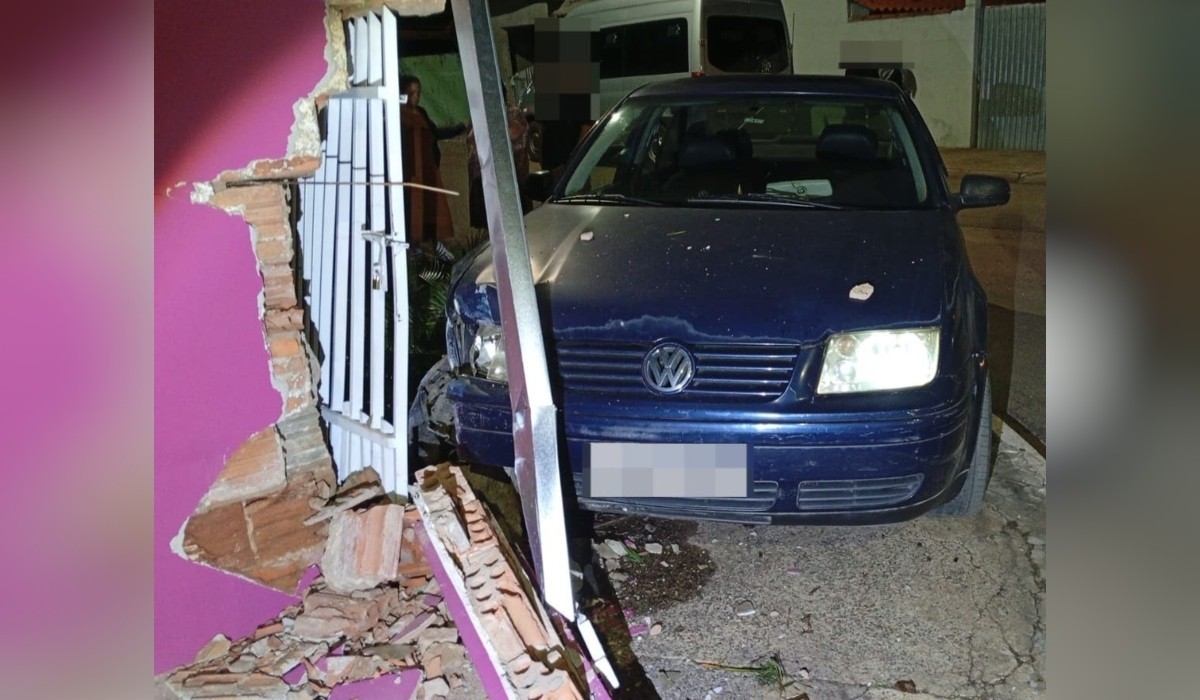 Motorista embriagada bate com carro em muro de residência em Itapetininga