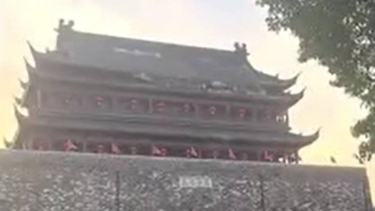 É #FATO: Telhado 'desmorona' em torre de 650 anos na China 15 meses após reforma; VÍDEO