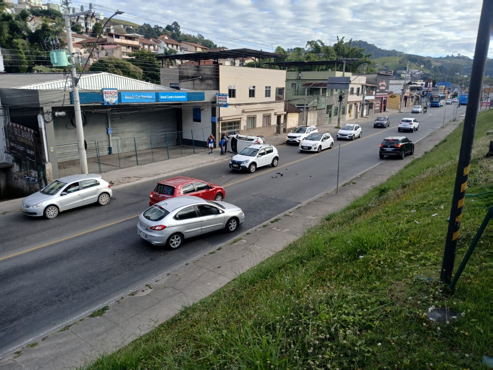 Motorista embriagado tomba carro e é detido em Juiz de Fora