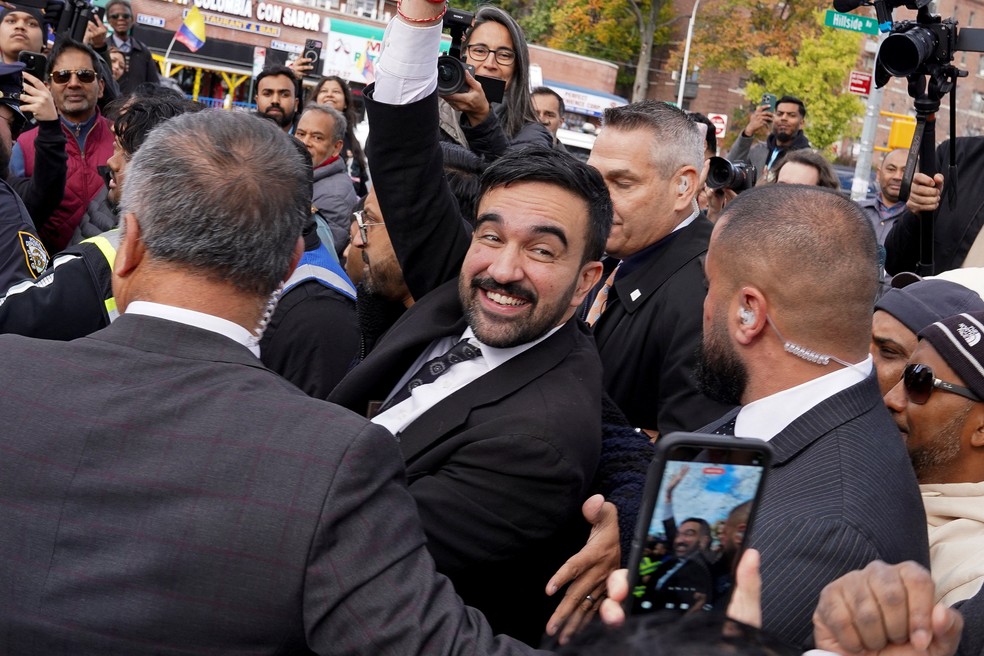 O candidato do Partido Democrata, Zohran Mamdani, em evento de campanha em NY — Foto: Ryan Murphy/Reuters