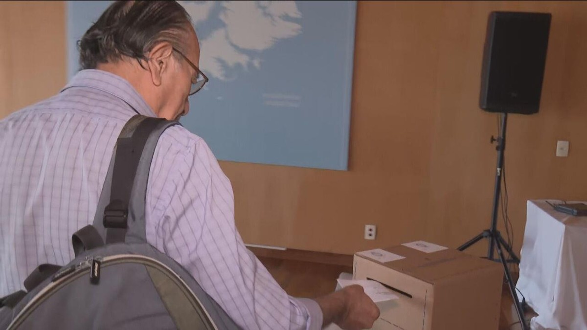 Argentinos vão urnas na embaixada em Brasília; votação termina às 18h