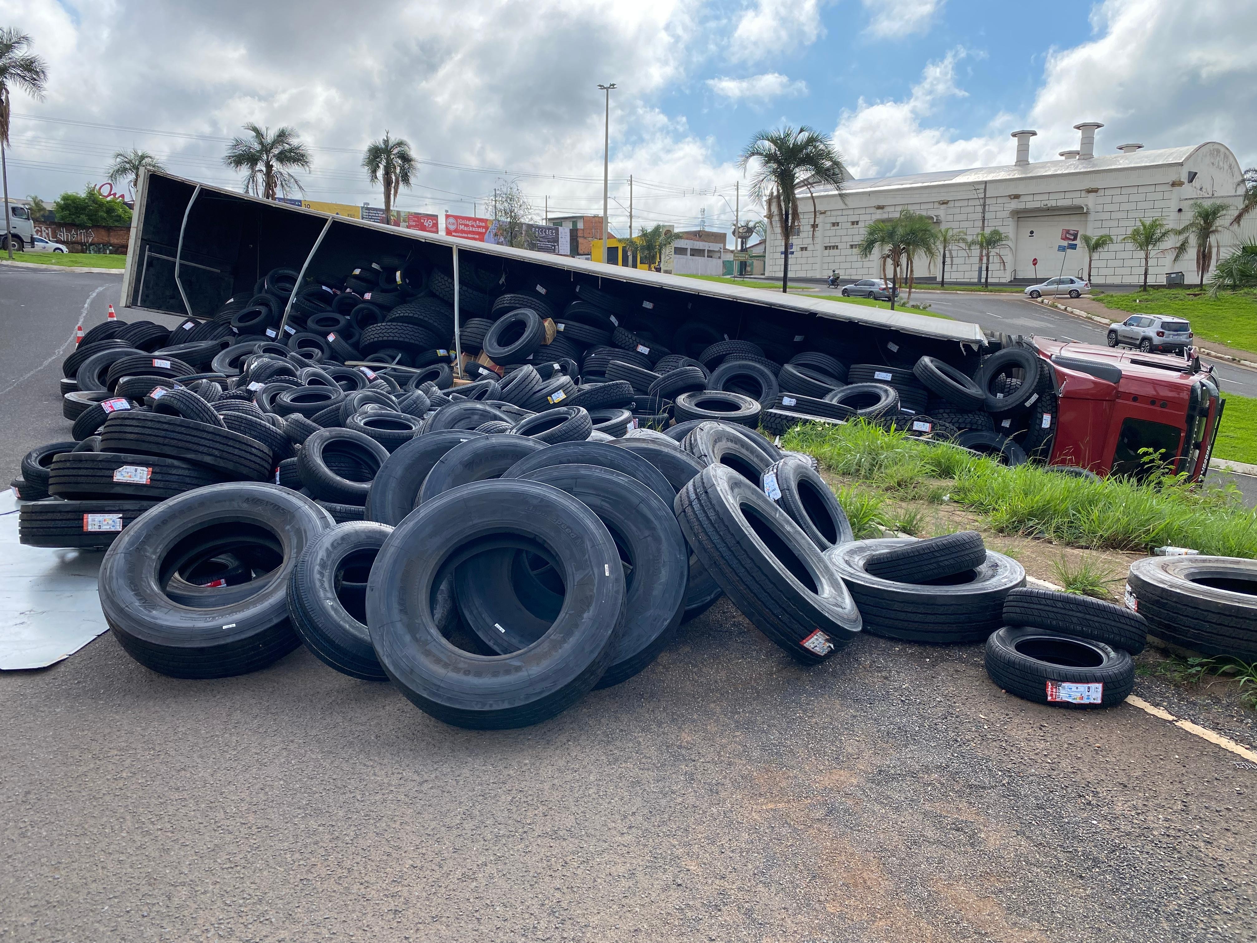 Caminhão carregado com 18 toneladas de pneus tomba na via de acesso à BR-050, próximo à Rondon Pacheco