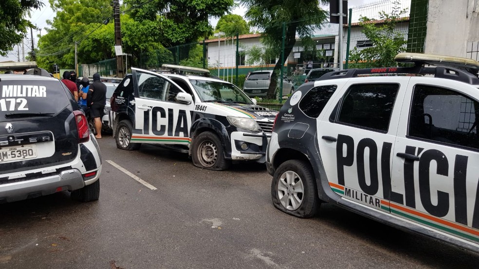 Carros tiveram os pneus furados em frente a batalhões de polícia em Fortaleza — Foto: José Leomar/SVM