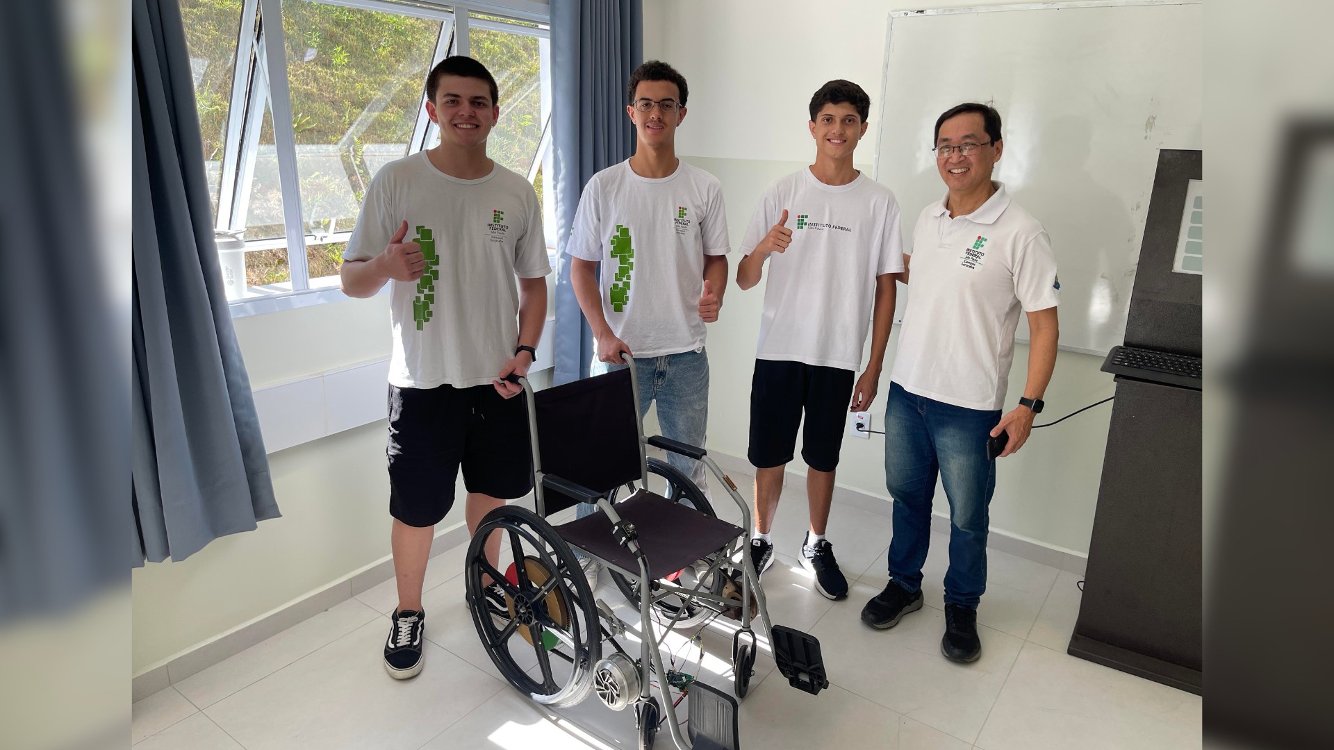Estudantes criam cadeira de rodas elétrica de baixo custo com peças de skates apreendidos pela Receita Federal