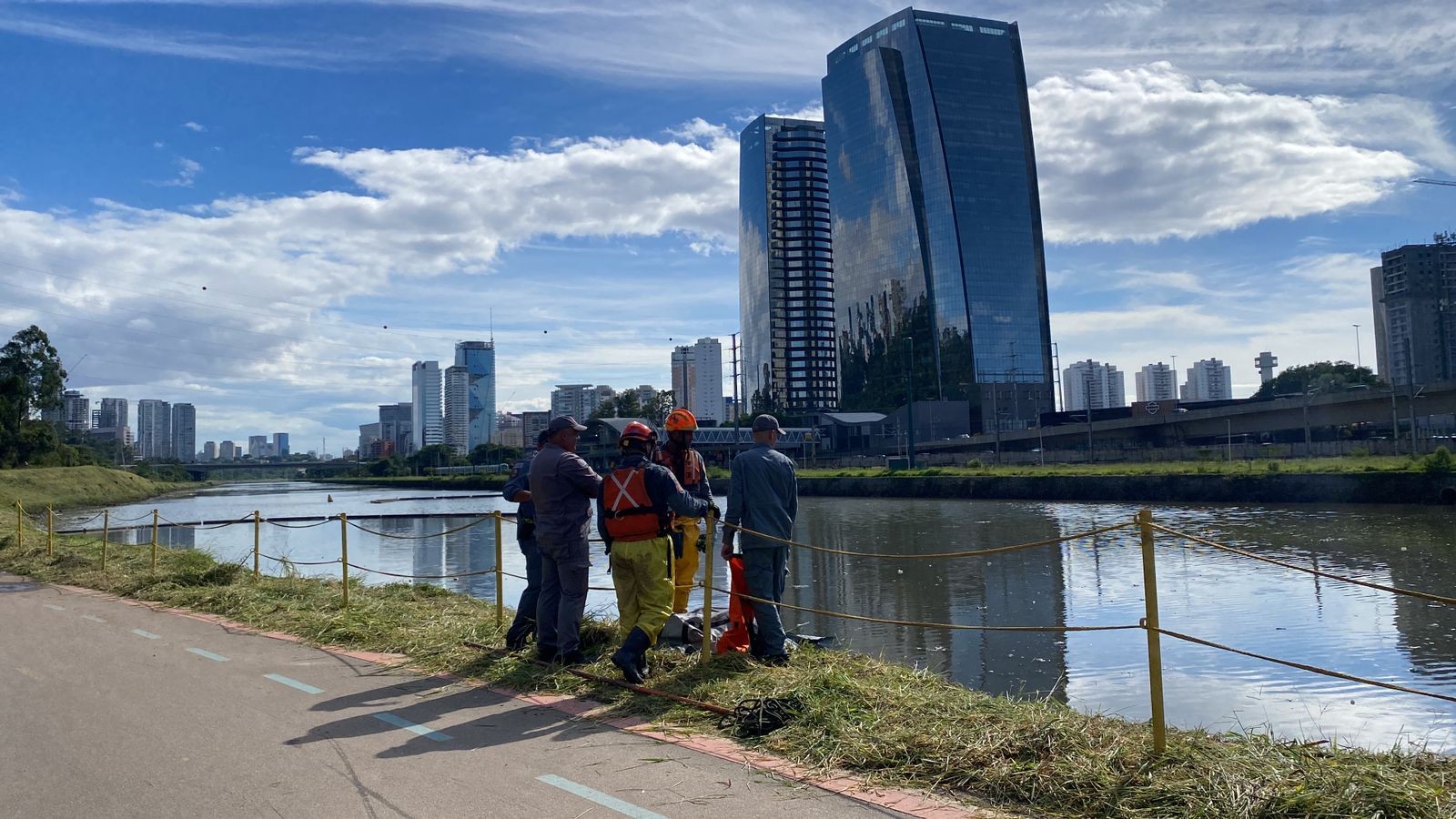 Bombeiros encontram corpo de homem que estava desaparecido após enxurrada na Zona Sul de SP; buscas pela esposa seguem 