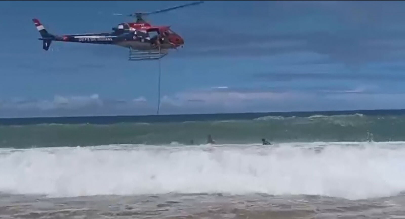 Banhistas são salvos de afogamento por dupla lançada de helicóptero no mar; VÍDEO