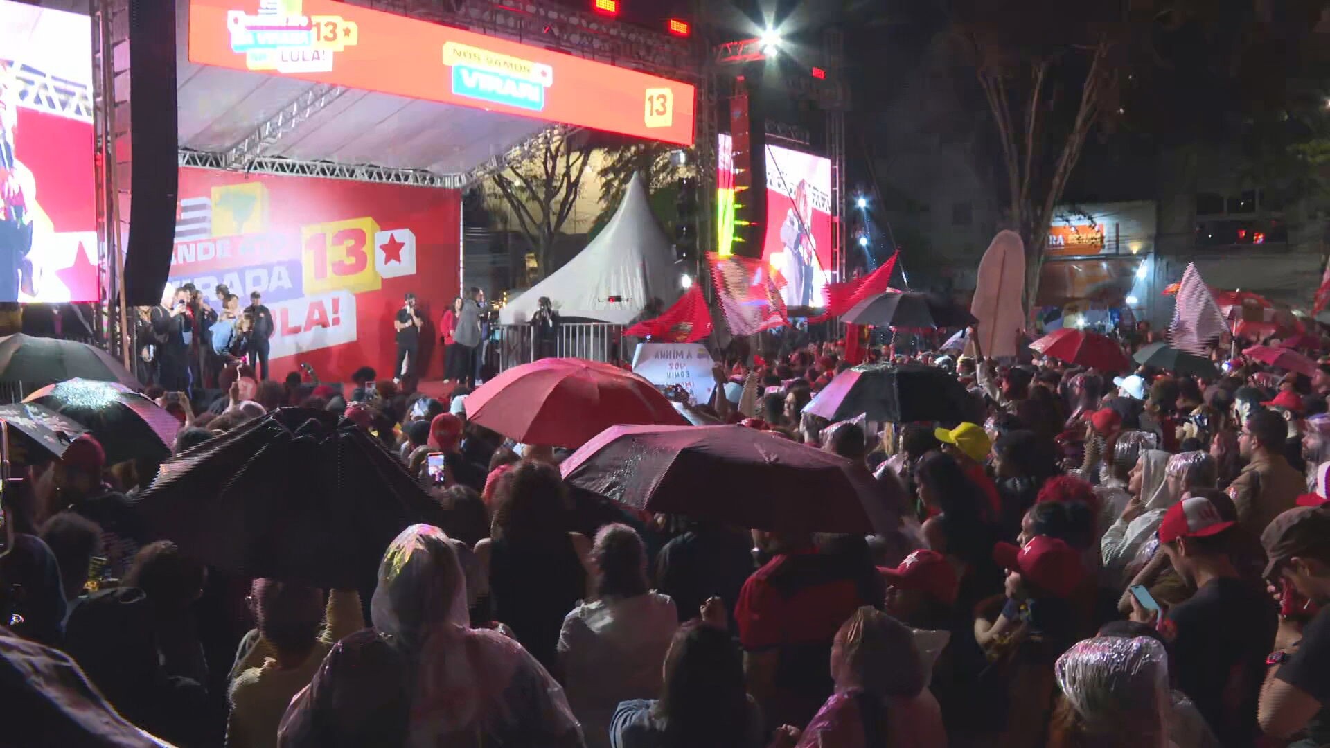Sob chuva, apoiadores de Lula fazem ato no Largo da Batata, em SP, para mobilizar votos no 2º turno