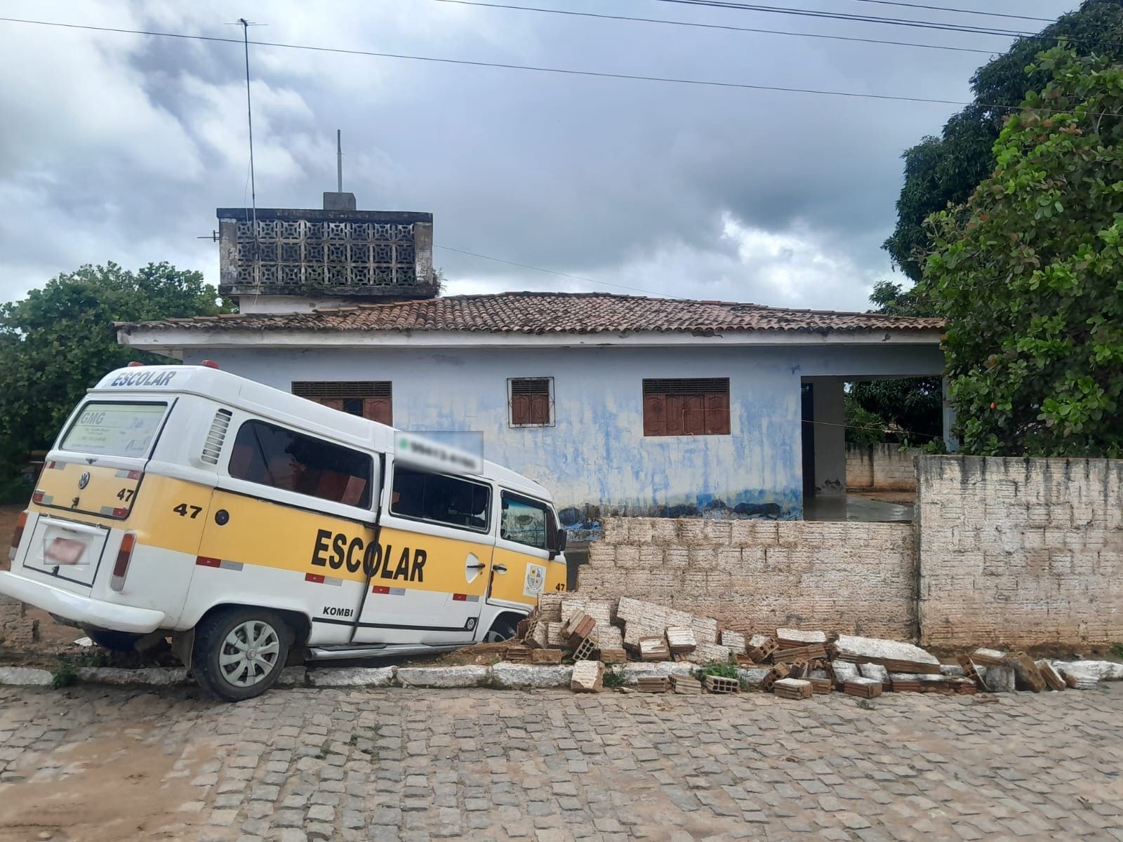 Kombi escolar derruba muro de casa em acidente na Grande Natal