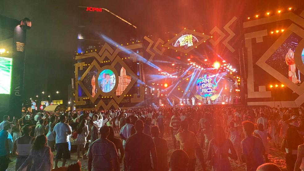 No Recife, multidão lotou a praia do Pina para ver assistir aos shows e a queima de fogos — Foto: Artur Ferraz/g1
