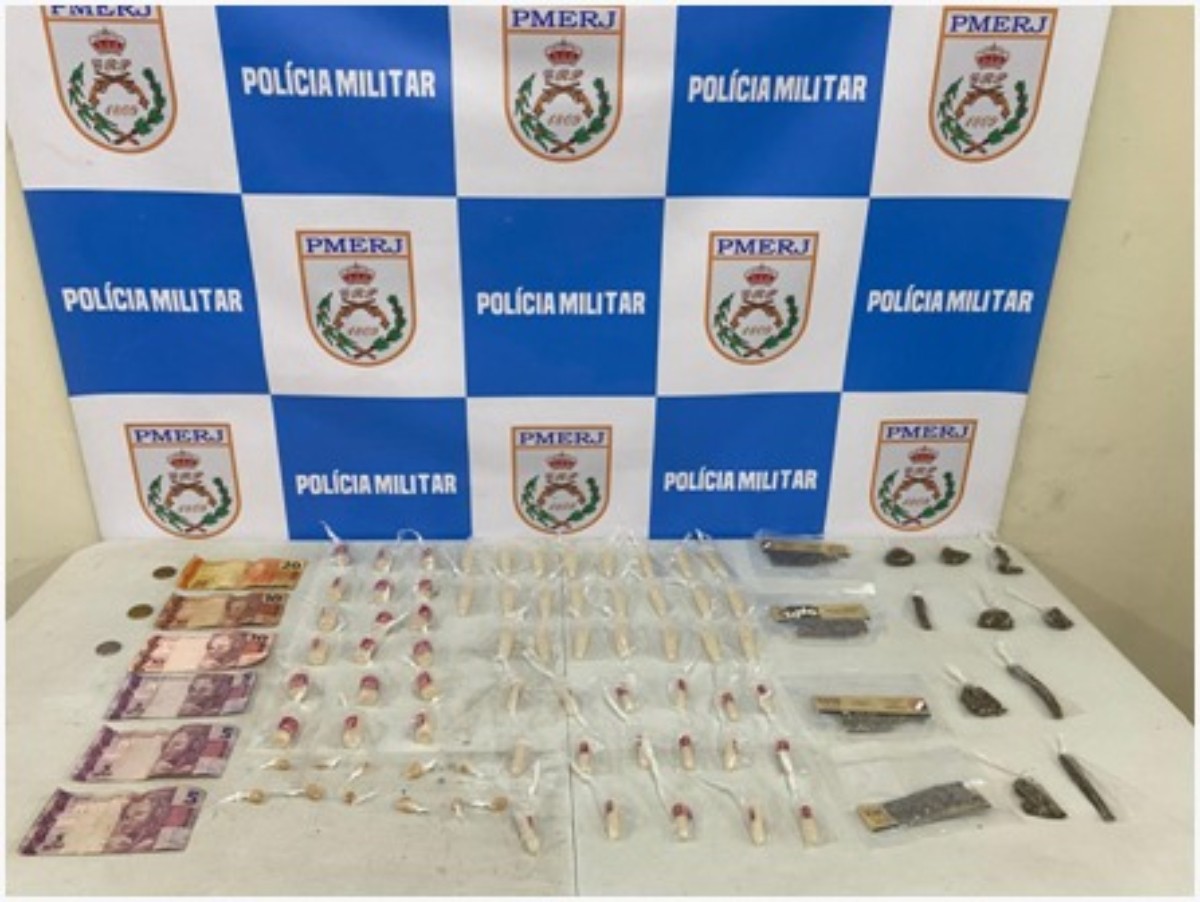 Dois jovens são presos com drogas em Volta Redonda